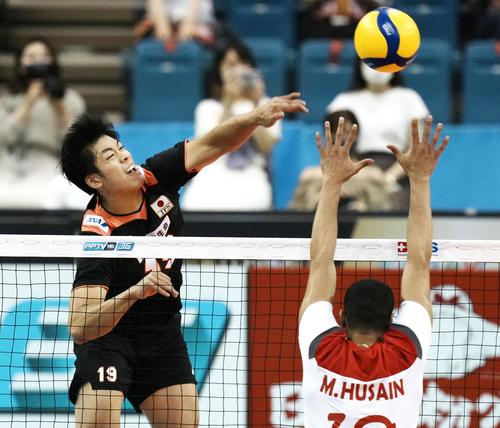 日本―バーレーン 第2セット、スパイクを決める宮浦(共同)