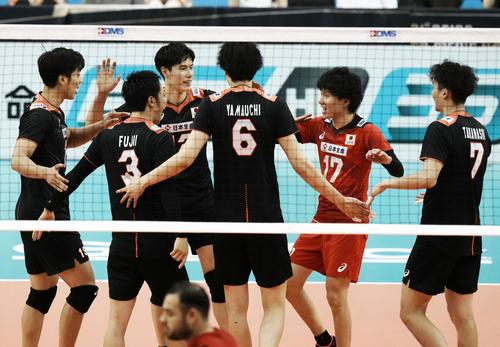 日本―バーレーン 第2セット、得点を決め喜ぶ日本(共同)