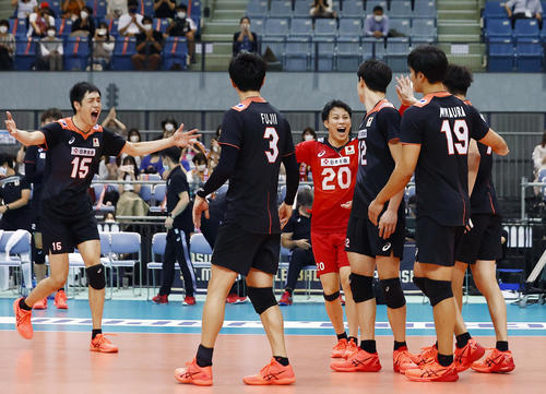 バーレーンに勝利し、喜ぶ李(左端)ら日本の選手(共同)