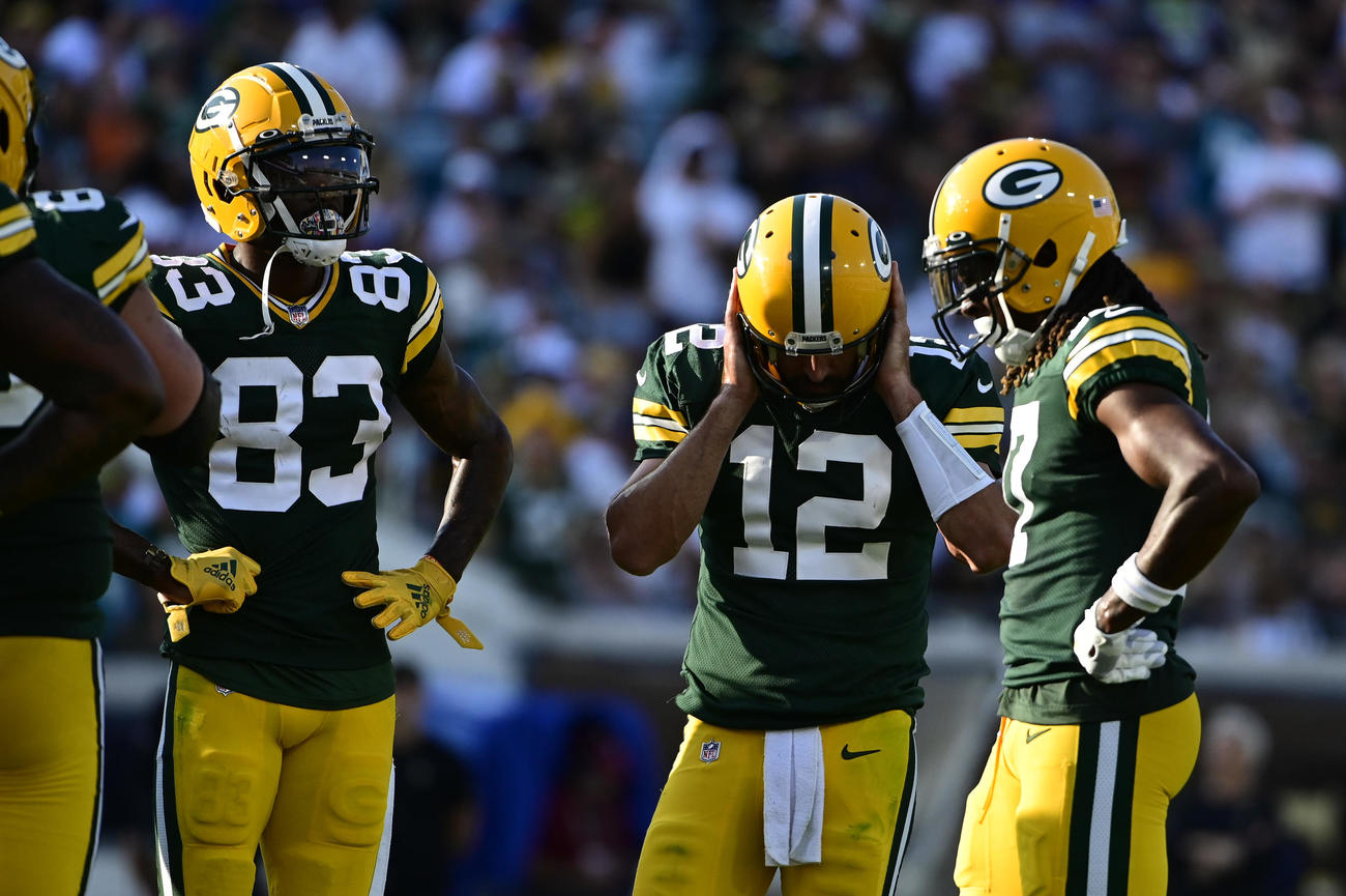 第3Q、ハドルで下を向くパッカーズQBロジャース（USA TODAY）