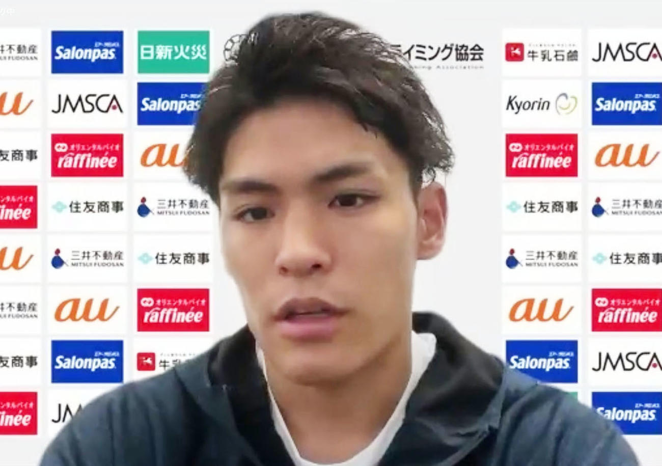 オンラインで記者会見するスポーツクライミング男子の楢崎智亜（共同）