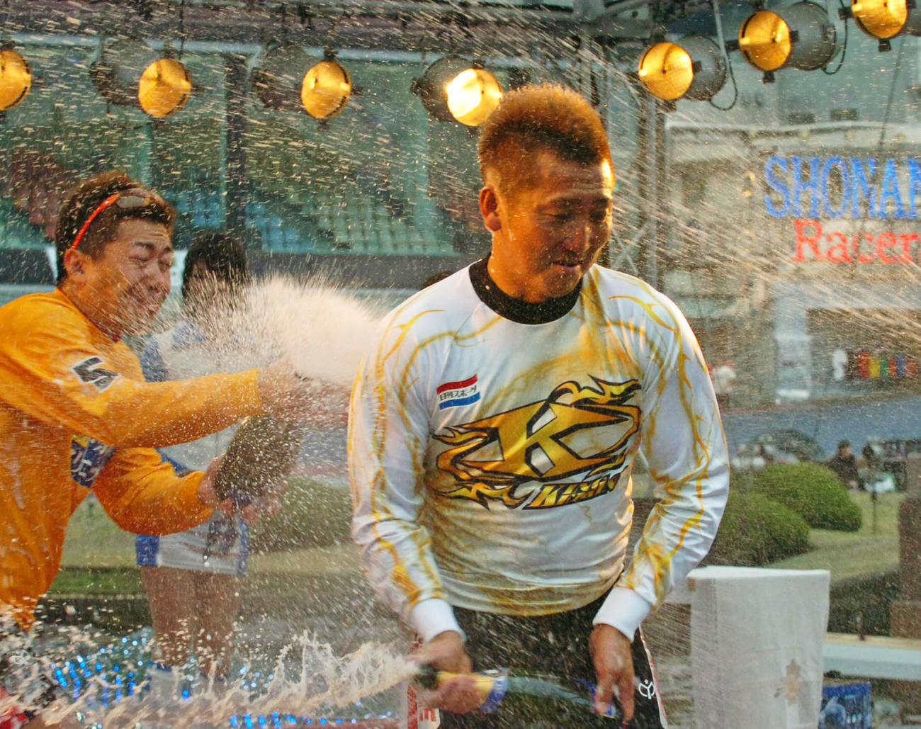 07年日本選手権を制してシャンパンシャワーを浴びる有坂直樹