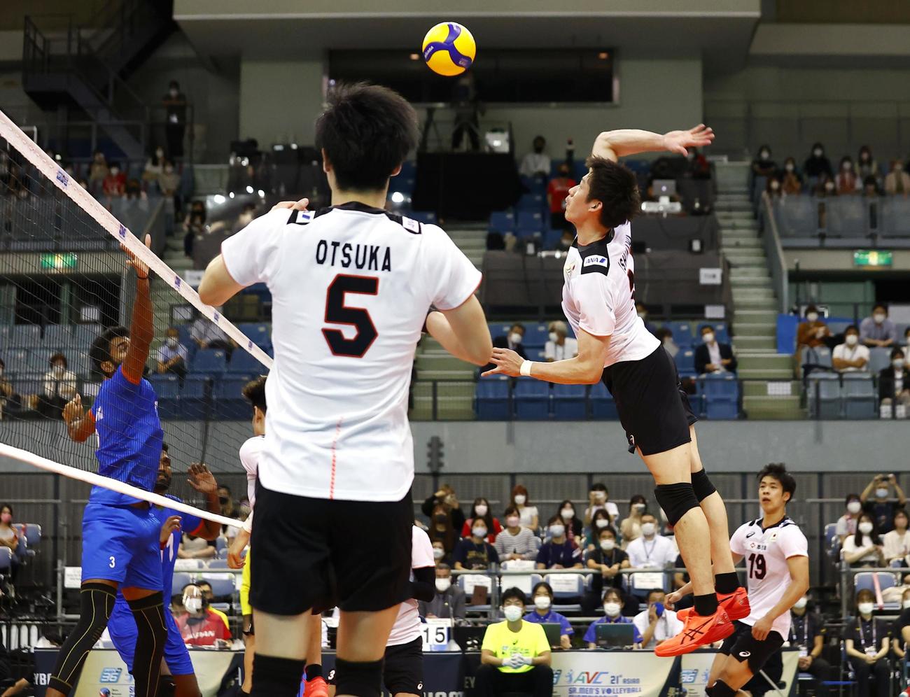 日本―インド　第3セット、スパイクを決める石川（右上）（共同）