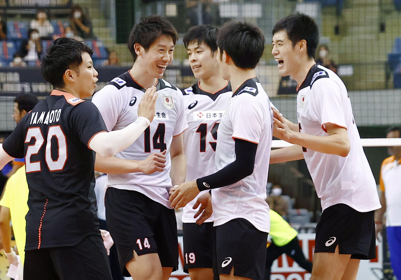 日本―インド　第3セット、得点を決め喜ぶ石川（14）ら日本（共同）