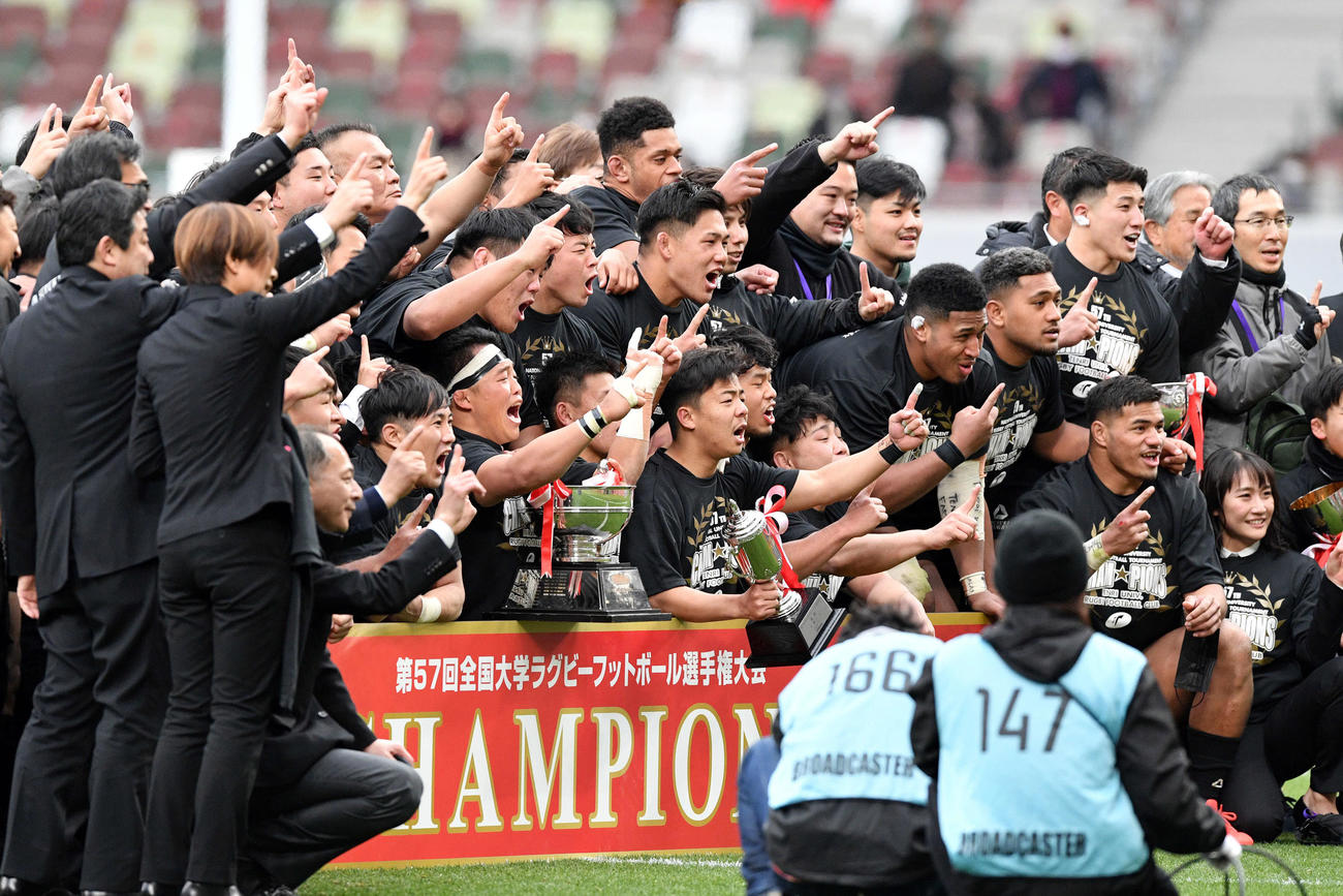 2021年1月全国大学ラグビー選手権決勝、天理大対早大　試合後に記念撮影でポーズを決める天理大フィフティーン