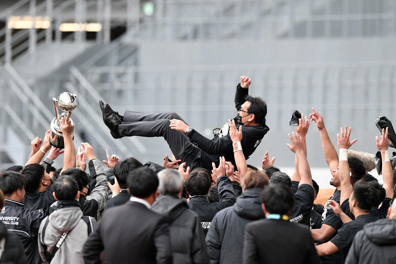 2021年1月全国大学ラグビー選手権決勝、天理大対早大　初優勝を果たし胴上げされる天理大・小松監督