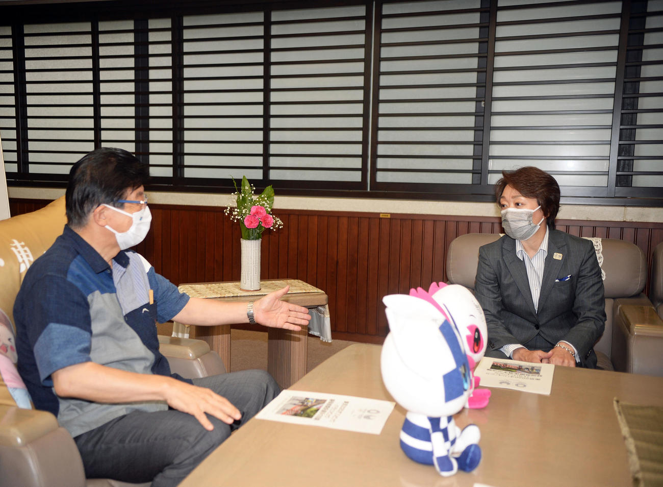 静岡県庁で歓談する東京五輪・パラリンピック組織委員会の橋本会長（右）と静岡県の川勝知事
