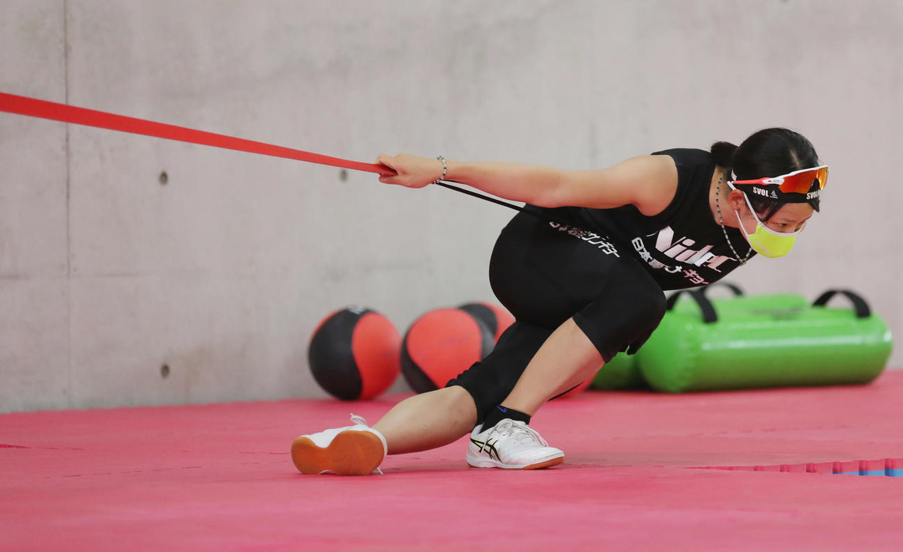 重心を傾けトレーニングを行う高木菜（撮影・垰建太）