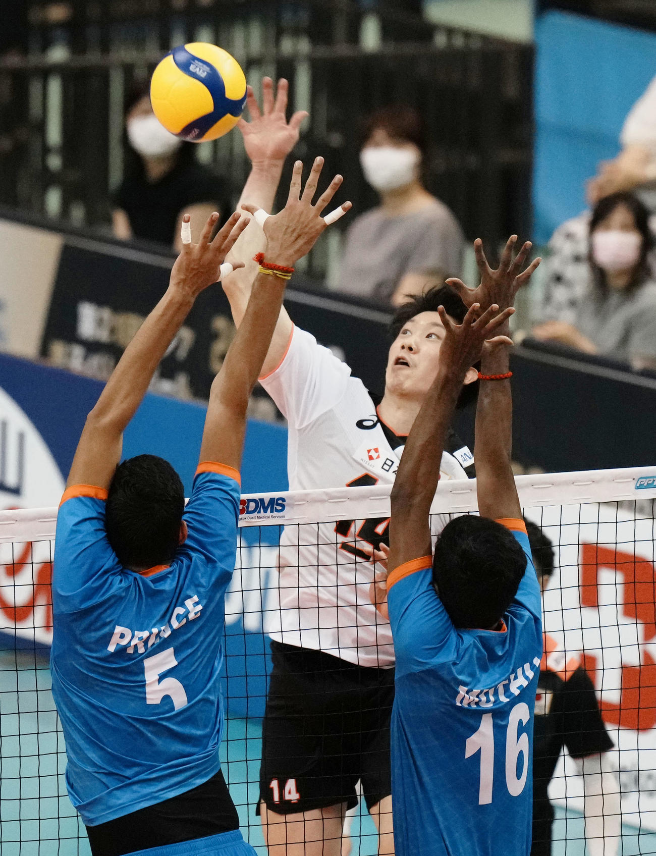 日本対インド　第1セット、スパイクを決める石川