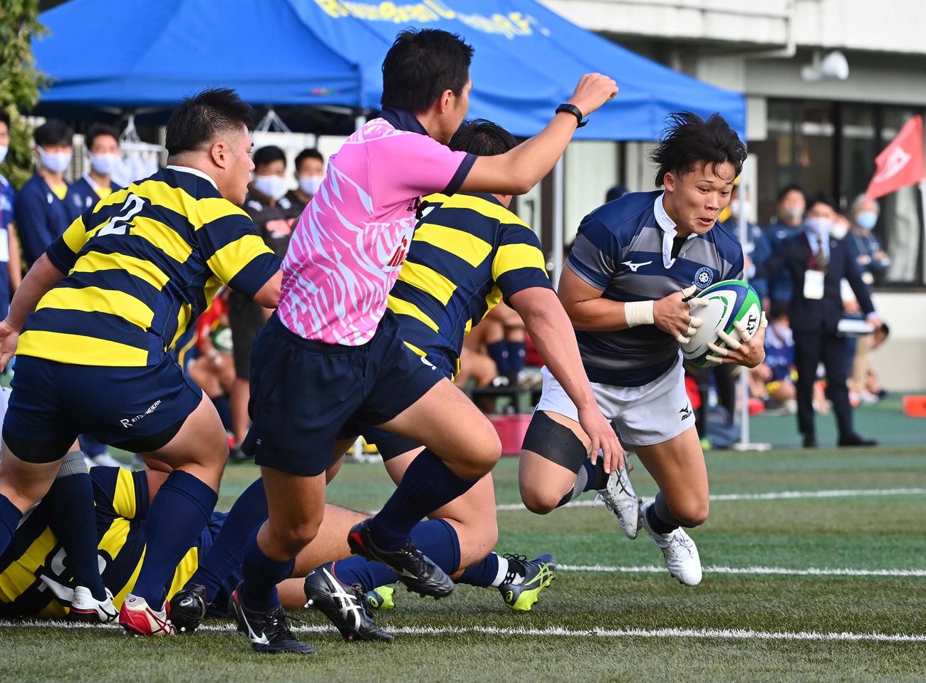 同大対立命大　前半、右中間へ飛び込みトライを決める同大WTB山口楓斗（2020年11月15日）