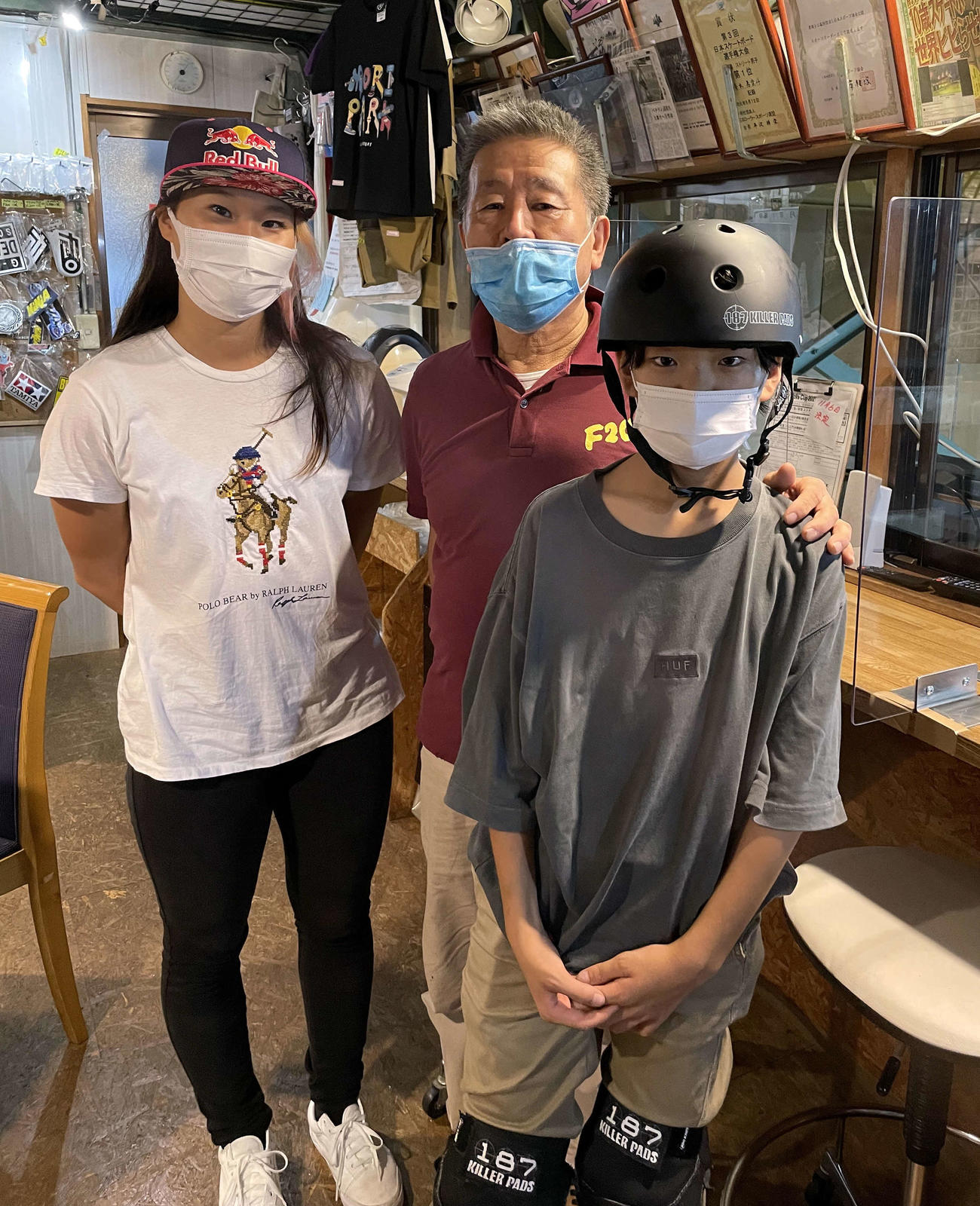 四十住（左）、F2Oパーク小田巻代表（中央）と写真に納まる菊池