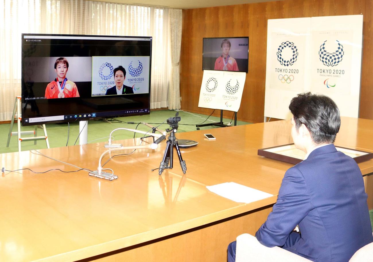 リモートでの表彰式後、丹羽とオンライン上で会話する鈴木知事（手前）（撮影・永野高輔）