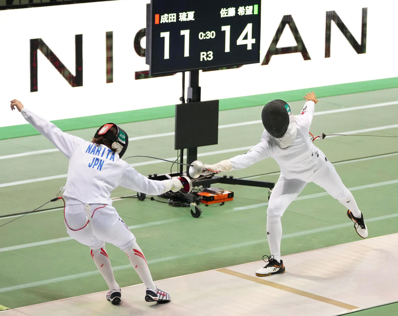 女子エペ個人で決勝に進出した佐藤希望（右）（共同）
