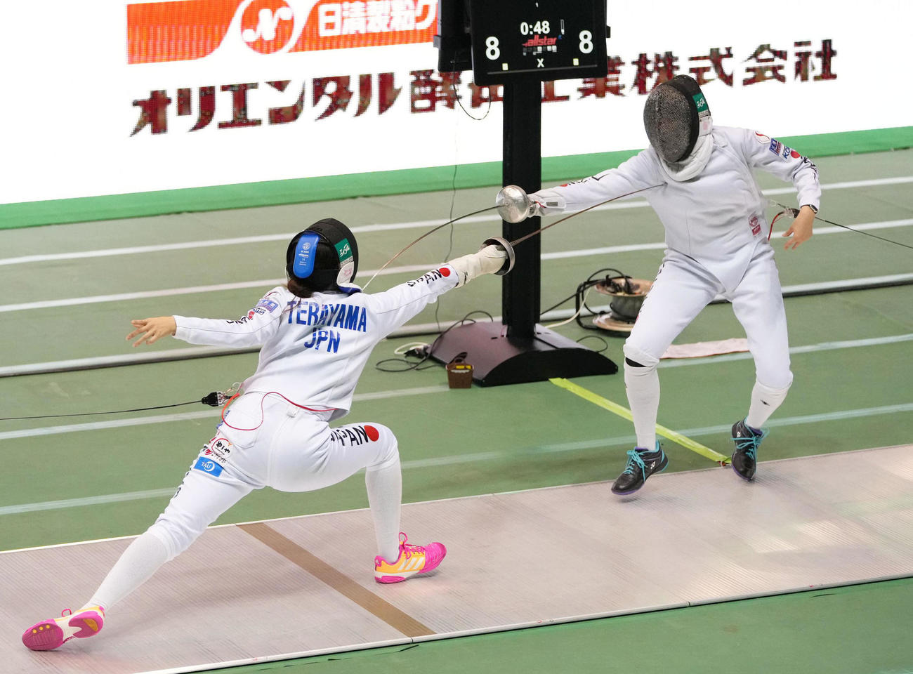 女子エペ個人で決勝に進出した原田紗希（右）（共同）