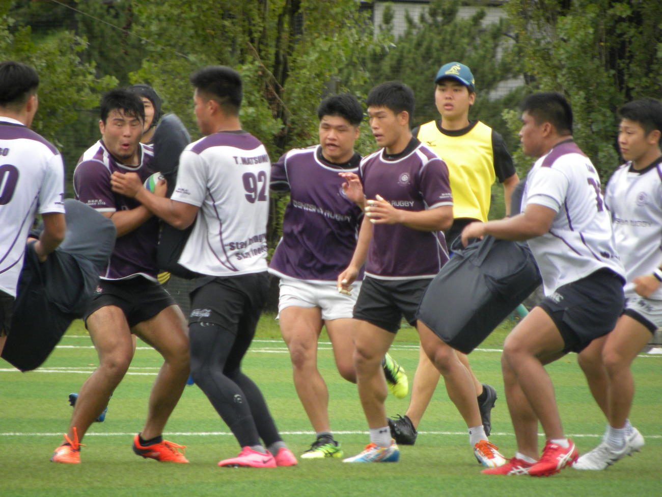 同大の実戦形式の練習で仲間をサポートするSH田村魁世（右から4人目）（撮影・松本航）