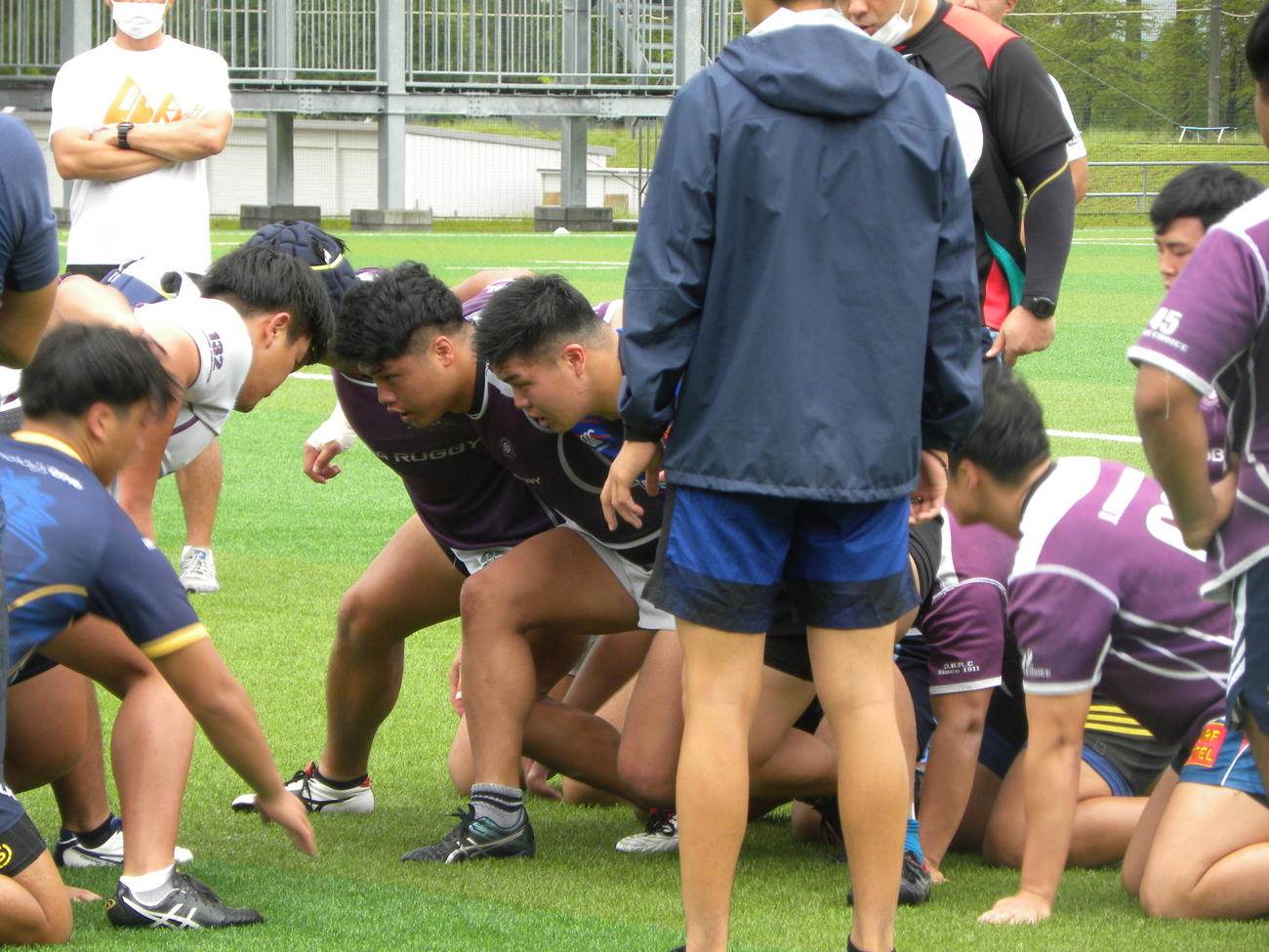 関西大学ラグビー開幕に向けて、スクラムを強化する同大FW陣（撮影・松本航）