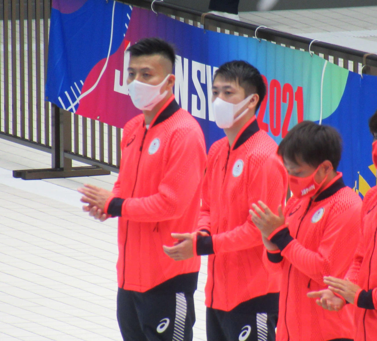 五輪報告会に参加した寺内健（左端）と坂井丞（左から2人目）（撮影・益田一弘）