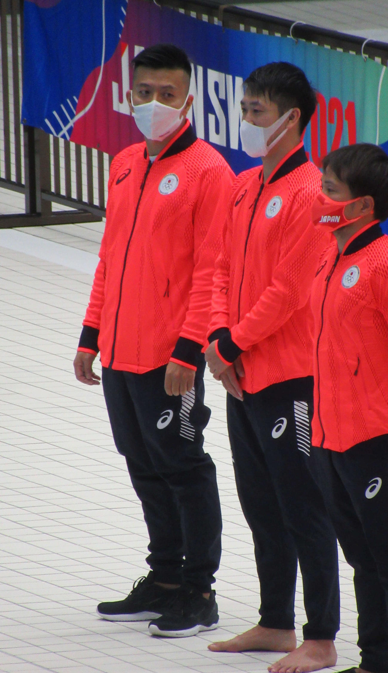 五輪報告会に参加した寺内健（左端）と坂井丞（左から2人目）（撮影・益田一弘）