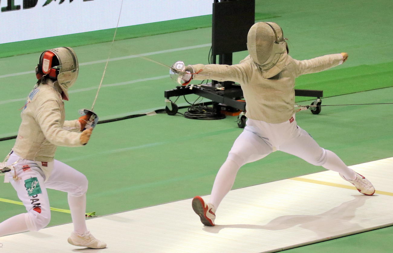 21年フェンシング全日本選手権　女子サーブル準決勝で攻める江村美咲（右）。相手は佐々木陽菜（撮影・木下淳）