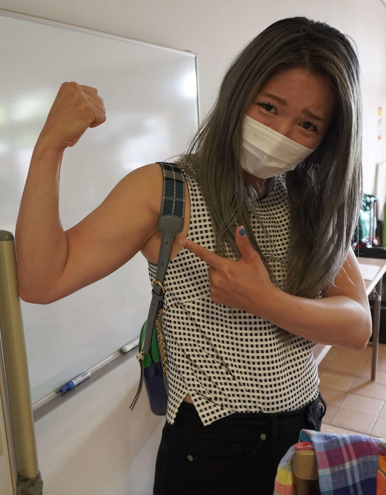 前回Vの比嘉真梨代が上腕二頭筋パワーをアピール（撮影・秋山正則）