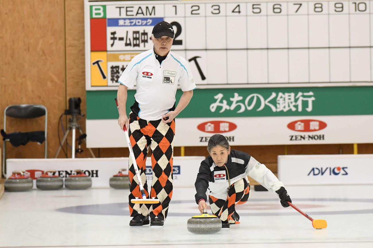 今年2月、カーリング混合ダブルスの日本選手権に出場した松村保（左）なぎさ夫妻ペア(C)JCA IDE