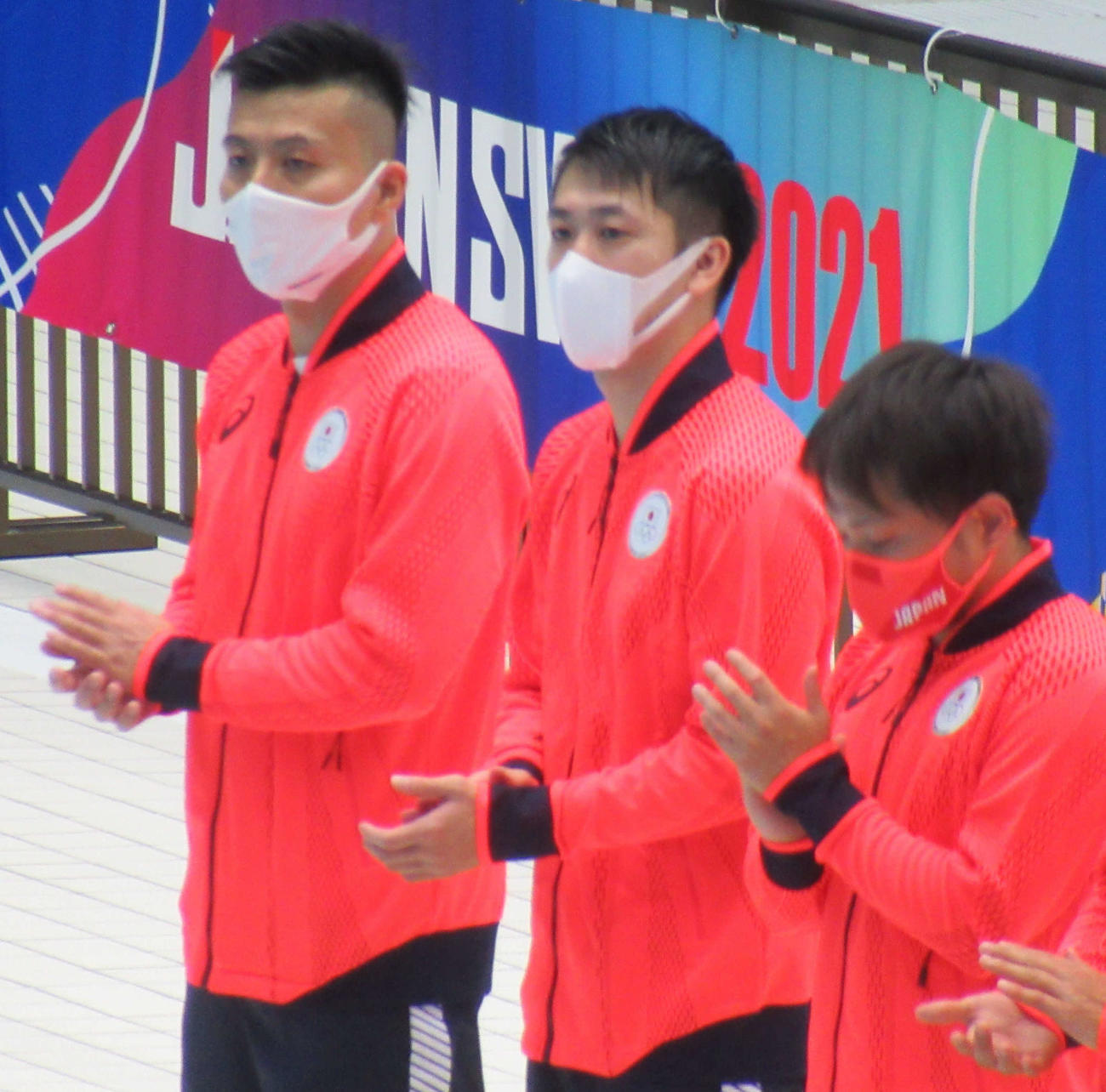 五輪報告会に参加した飛び込みの寺内健（左）と坂井丞（中央）（撮影・益田一弘）