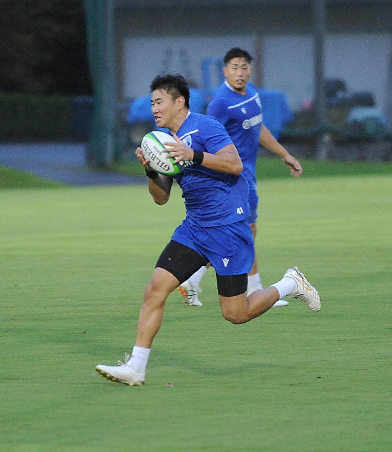 実戦形式の練習を続ける静岡ブルーレヴズの奥村（手前）