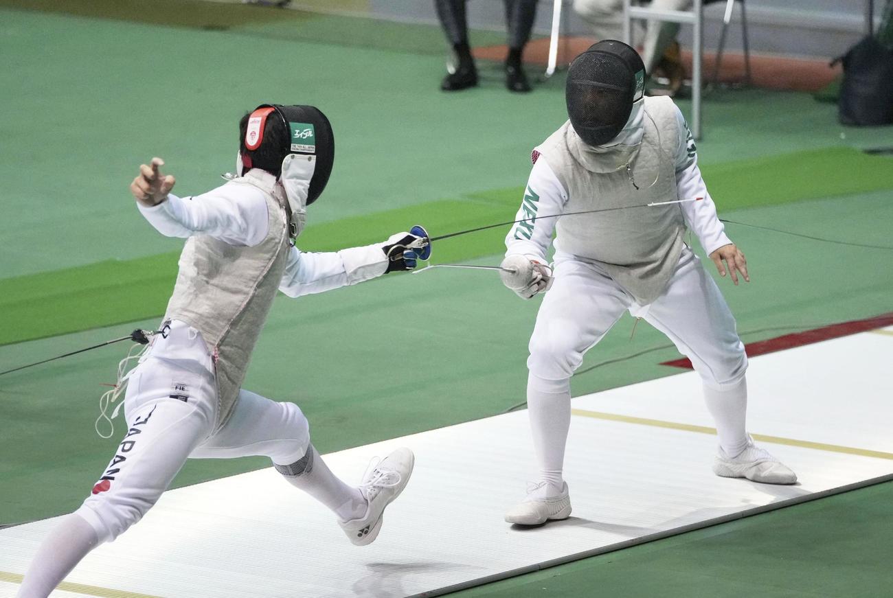 男子フルーレ準決勝で永野雄大（右）と対戦する三宅諒（左）