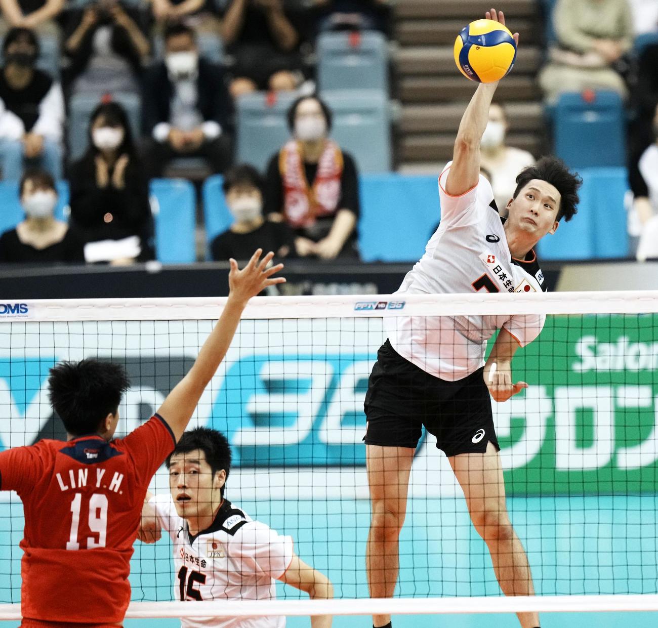 日本対台湾　第2セット、スパイクを決める高梨（共同）