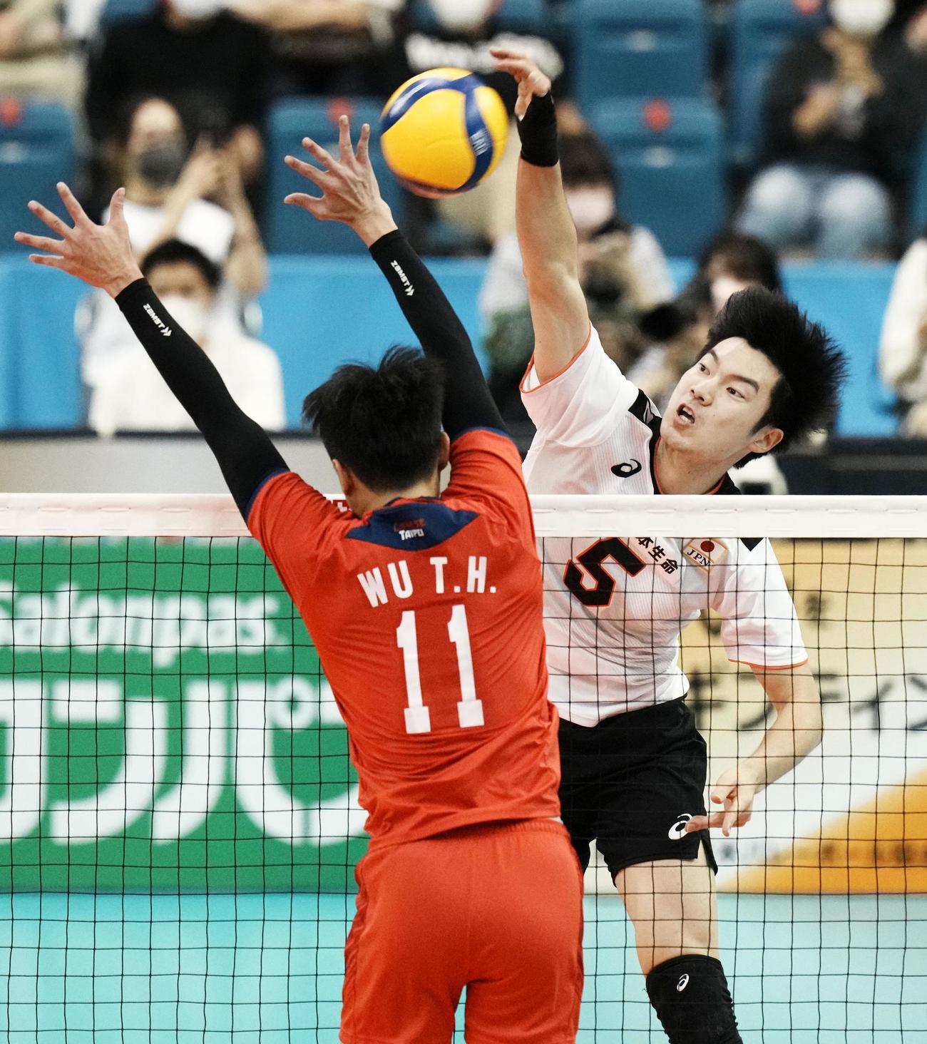 日本対台湾　第2セット、スパイクを決める大塚（右）（共同）