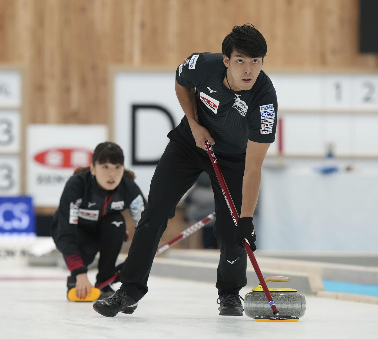 第5エンド、スイープする谷田康真。奥は松村千秋（代表撮影）