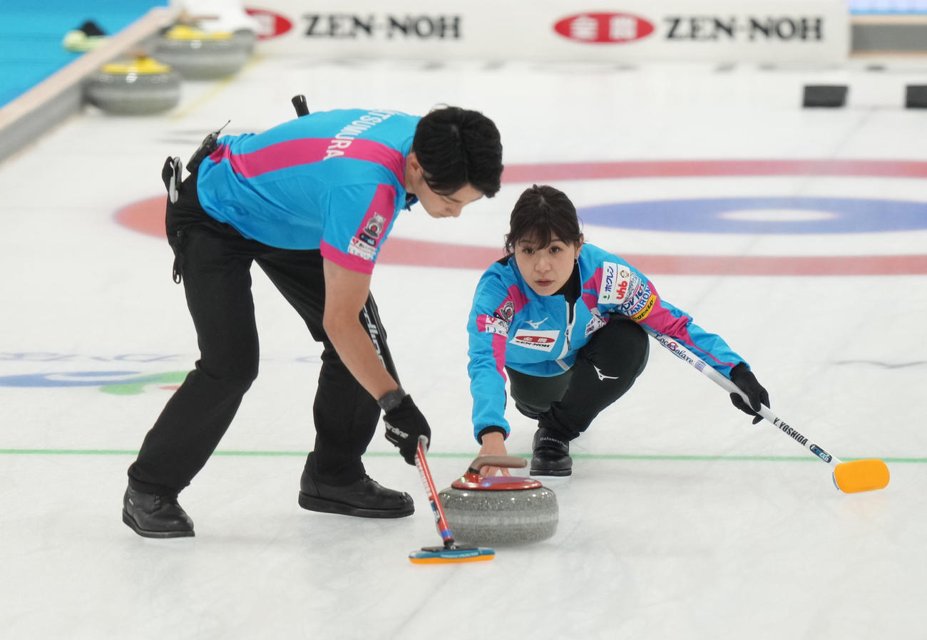 竹田智子、竹田直将組との対戦の第7エンド、ショットを放つ吉田夕梨花（右）、松村雄太組（代表撮影）