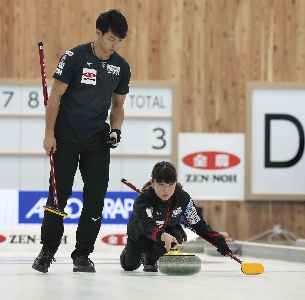 竹田智子、竹田直将組対松村千秋、谷田康真組　第5エンド、ショットを放つ松村千秋（右）、谷田康真組（代表撮影）