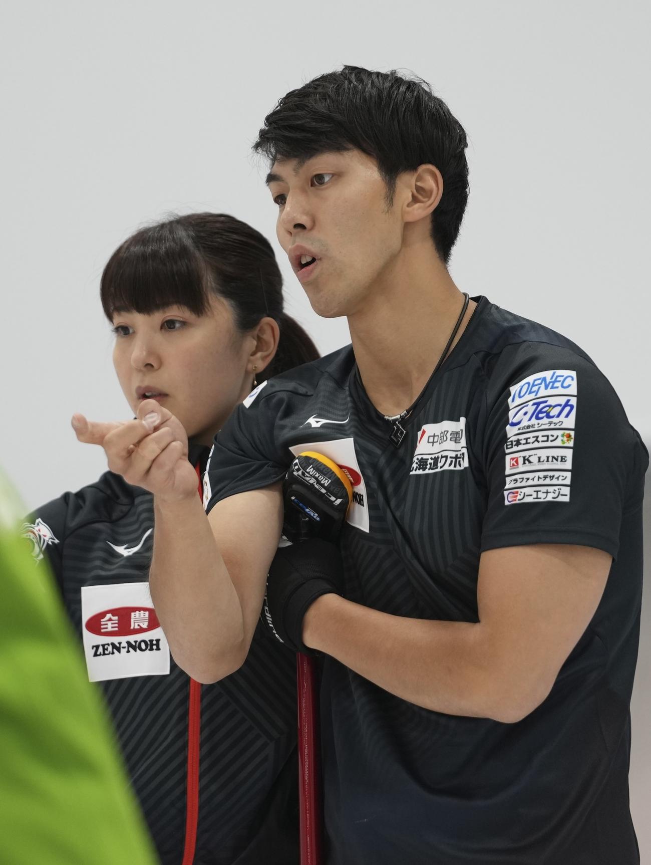 カーリング混合ダブルス日本代表決定戦　第1日　竹田智子、竹田直将組対松村千秋、谷田康真組　第5エンド、話し合う松村千秋（左）、谷田康真組（代表撮影）