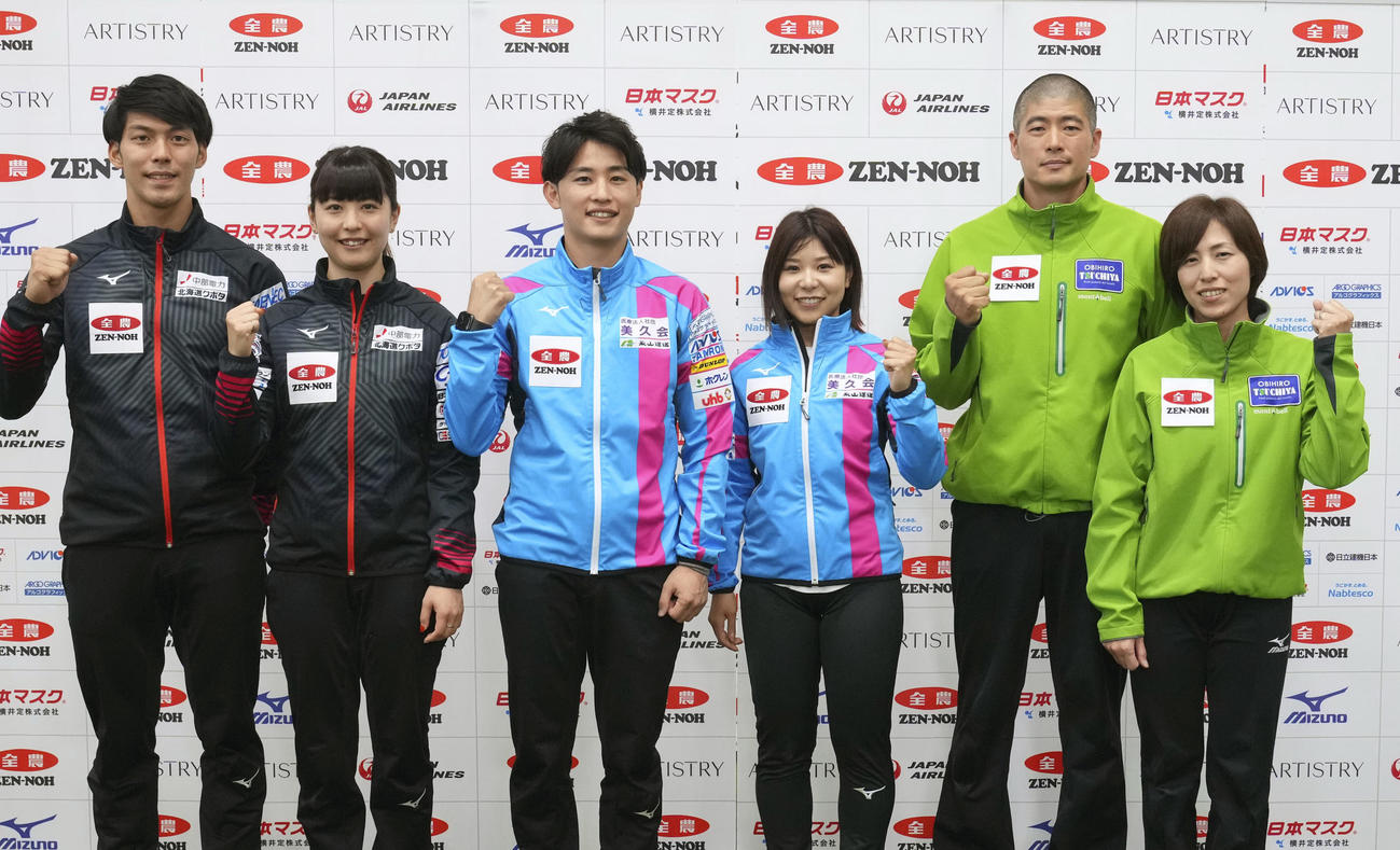 カーリング混合ダブルス日本代表決定戦を前に記者会見でガッツポーズする、左から谷田康真、松村千秋組、松村雄太、吉田夕梨花組、竹田直将、竹田智子組（代表撮影）