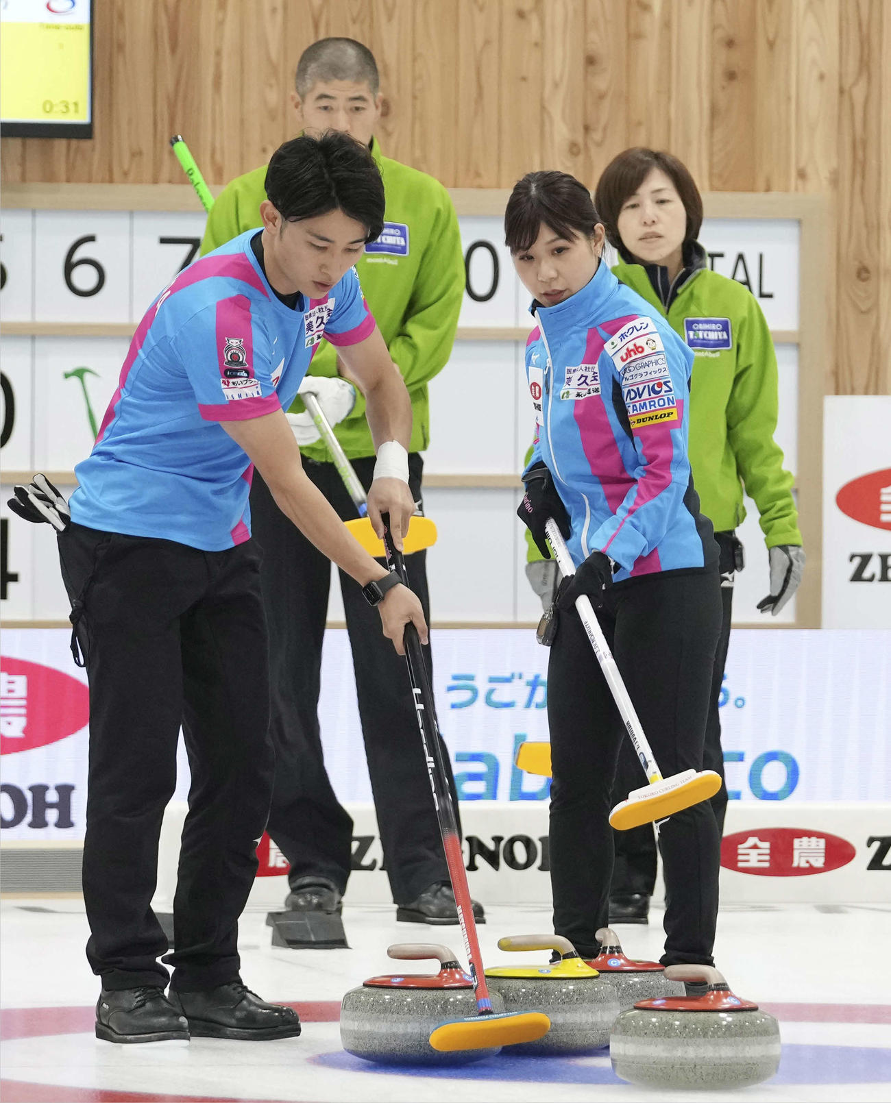 竹田智子（奥右）、竹田直将（同左）組との対戦の第6エンド、話し合う吉田夕梨花（手前右）、松村雄太組（代表撮影）