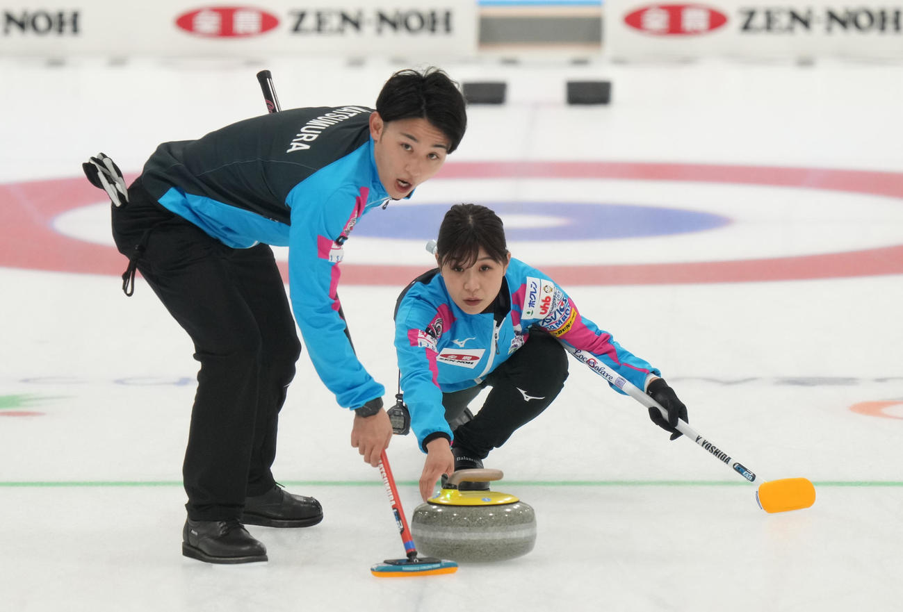 竹田智子、竹田直将組との対戦の第1エンド、ショットを放つ吉田夕梨花。左は松村雄太（代表撮影）