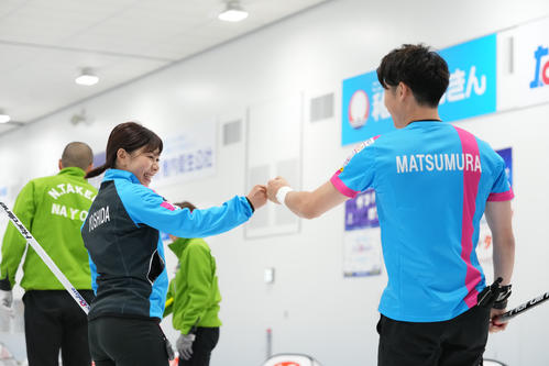 竹田智子、竹田直将組との対戦の第5エンド、笑顔でタッチを交わす吉田夕梨花（左）、松村雄太組（代表撮影）