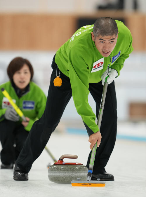 吉田夕梨花、松村雄太組との対戦の第5エンド、スイープする竹田直将。奥は竹田智子（代表撮影）