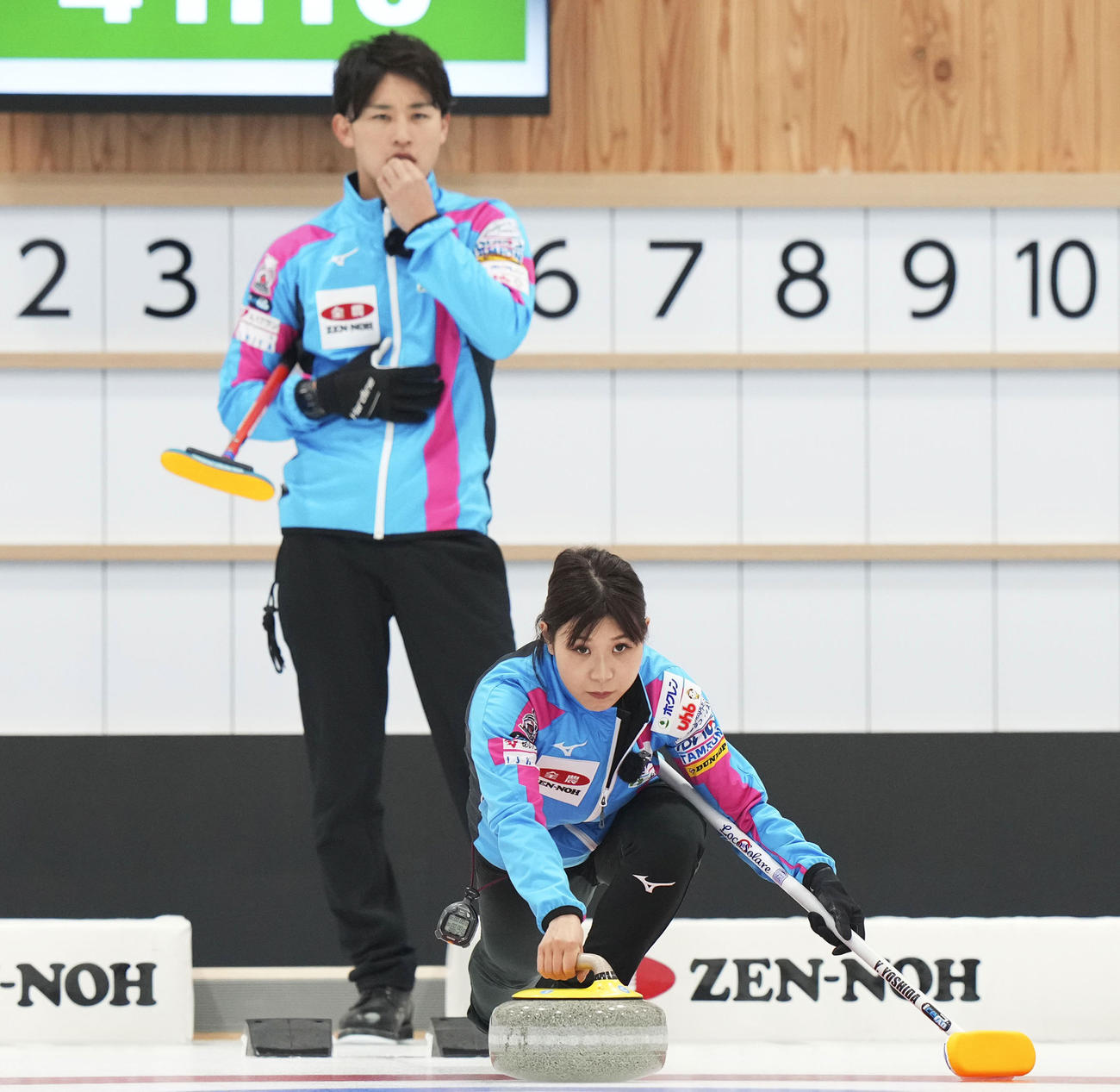 カーリング混合ダブルス日本代表決定戦　公式練習で調整する吉田夕梨花（手前）、松村雄太組（代表撮影、2021年9月17日）