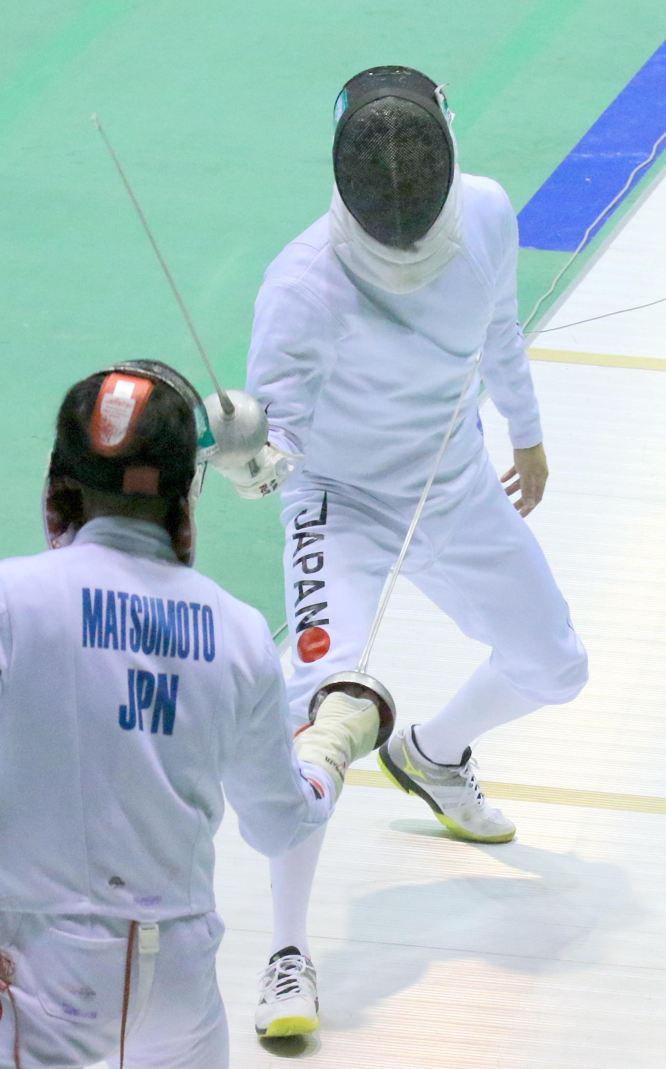 男子エペ準々決勝で相手を攻める東京五輪団体金メダリストの山田優（撮影・木下淳）