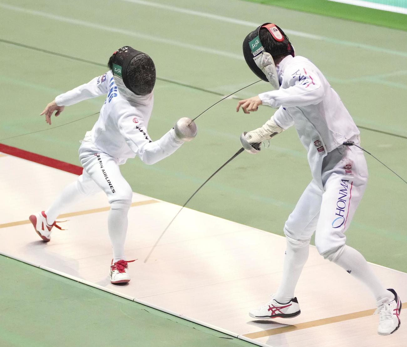 男子エペ準決勝　古俣聖（右）からポイントを奪う加納虹輝（共同）