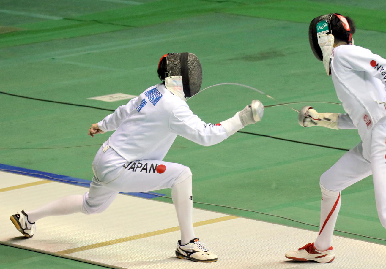 男子エペ準決勝で松本龍（右）を攻める村上仁紀（撮影・木下淳）