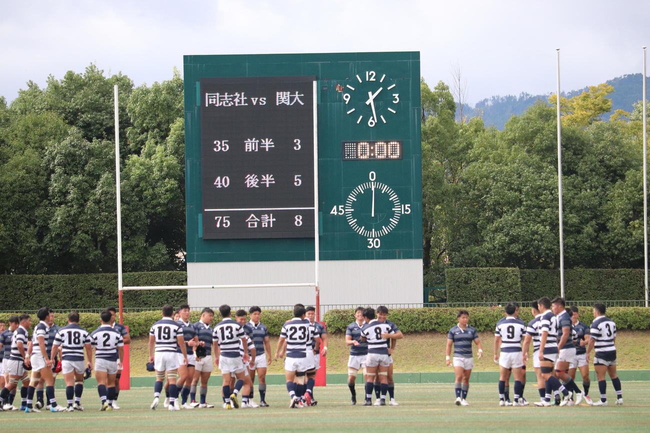 関大を75－8で圧倒した同大（奥）（撮影・松本航）