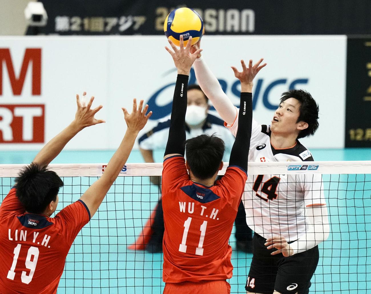 日本―台湾　第1セット、スパイクを放つ石川（右）（共同）