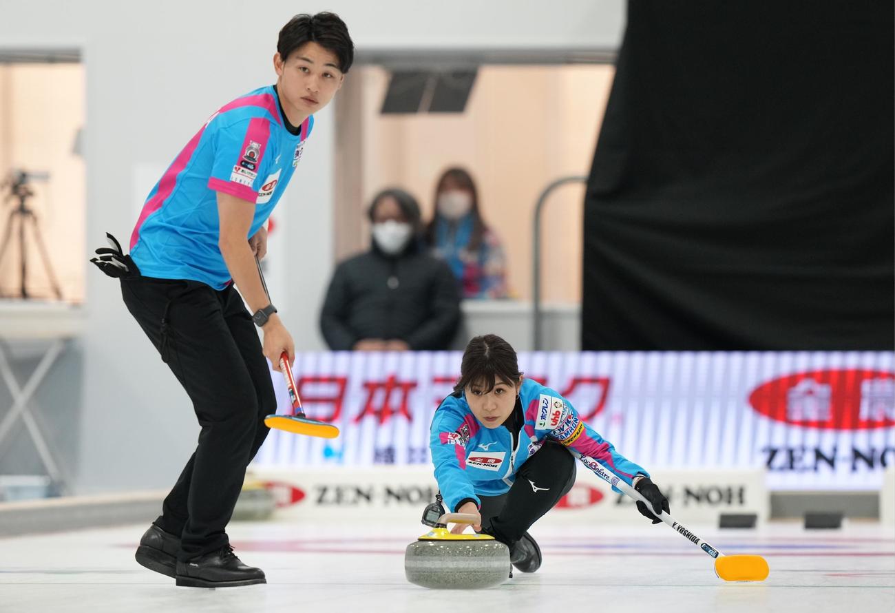 松村千秋、谷田康真組対吉田夕梨花、松村雄太組　第6エンド、ショットを放つ吉田夕梨花。左は松村雄太（代表撮影）