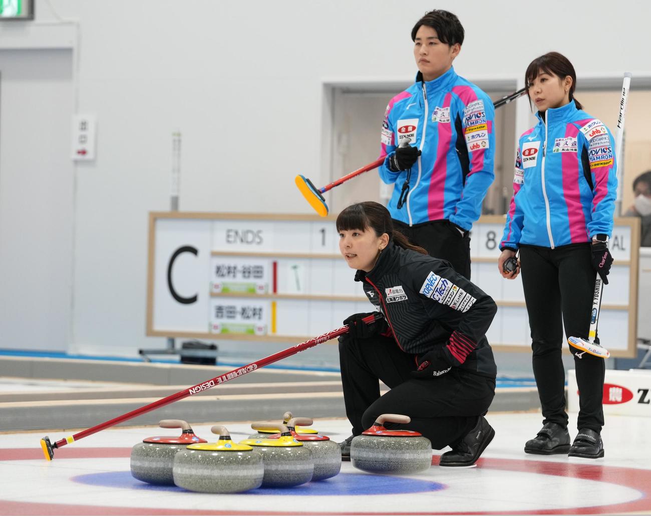 第1エンド、指示を出す松村千秋（手前）。後方は松村雄太（左）と吉田夕梨花（代表撮影）