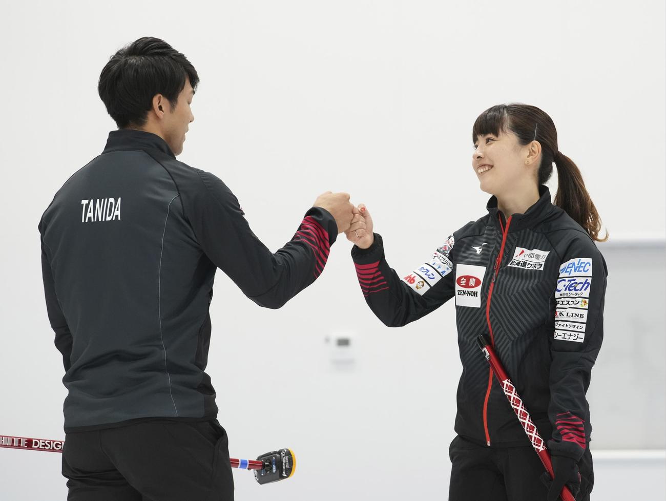 吉田夕、松村雄組に勝利し、谷田（左）とタッチを交わす松村千（代表撮影）