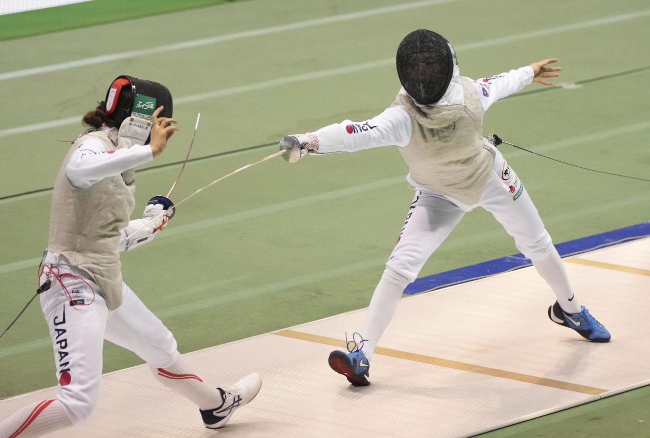 女子フルーレ準決勝　菊池小巻（左）と対戦する東莉央（共同）