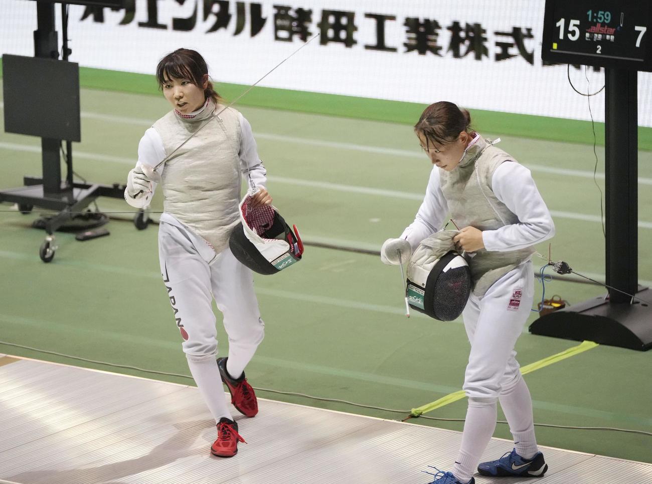 女子フルーレ準決勝で伊達京（右）を破り、決勝進出を決めた上野優佳（共同）